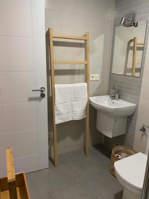 Apartamento A Un Paso De La Playa En Ares Con Piscina Y Parking Exterior photo